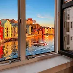 Seafront Apt. With Elevator And French Balcony *